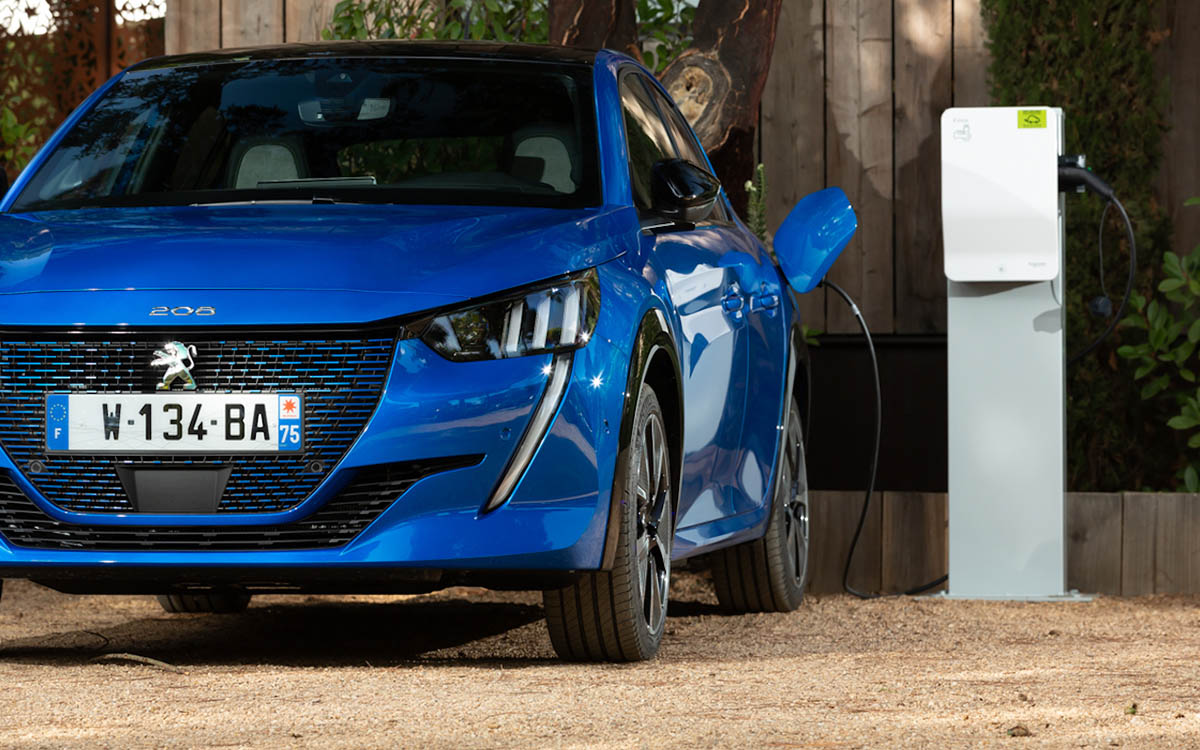 Auto elettriche, la cazzata di Bloomberg: fra 6 anni costeranno meno delle endotermiche