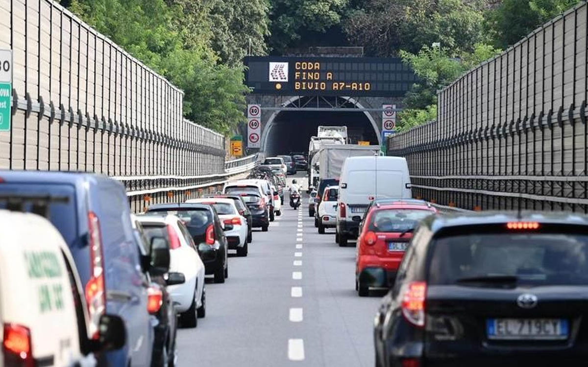 Disagi in autostrada? Bisognerebbe non pagare più i pedaggi Disagi in autostrada? Bisognerebbe non pagare più i pedaggi
