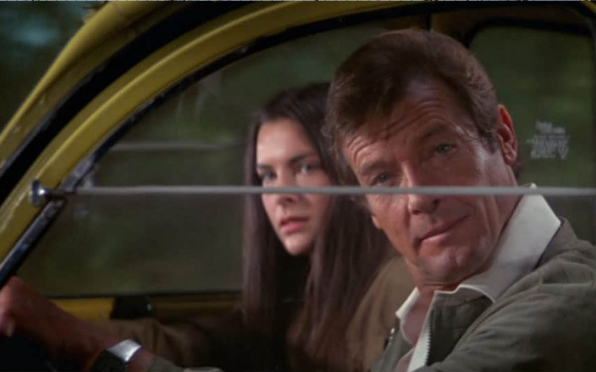 Mi chiamo Bond. James Bond. E guido una 2CV