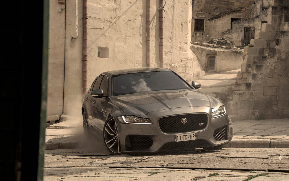No Time To Die: l’ultimo James Bond inseguito da una Jaguar XF