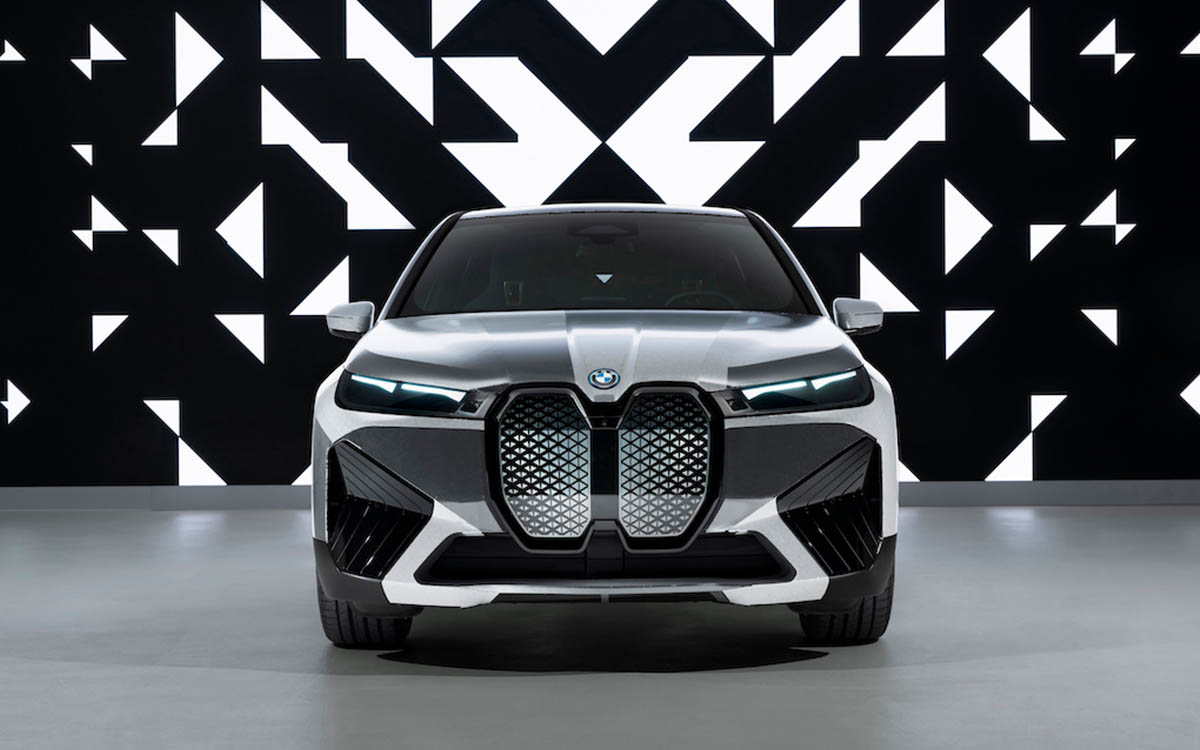 L’ennesima cosa inutile di BMW: l’auto cambia colore con un click