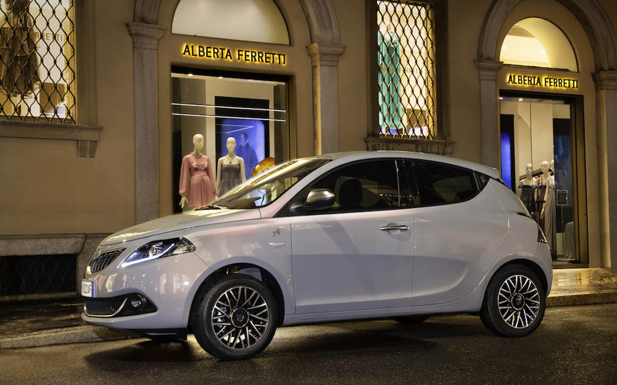 Lancia pensa alla moda per ripartire ma… andò vai se la banana non ce l’hai? Lancia pensa alla moda per ripartire ma… andò vai se la banana non ce l’hai?