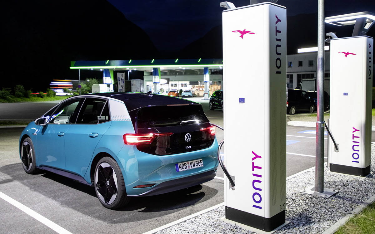 Auto elettriche: perché le colonnine di ricarica hanno il prezzo nascosto?