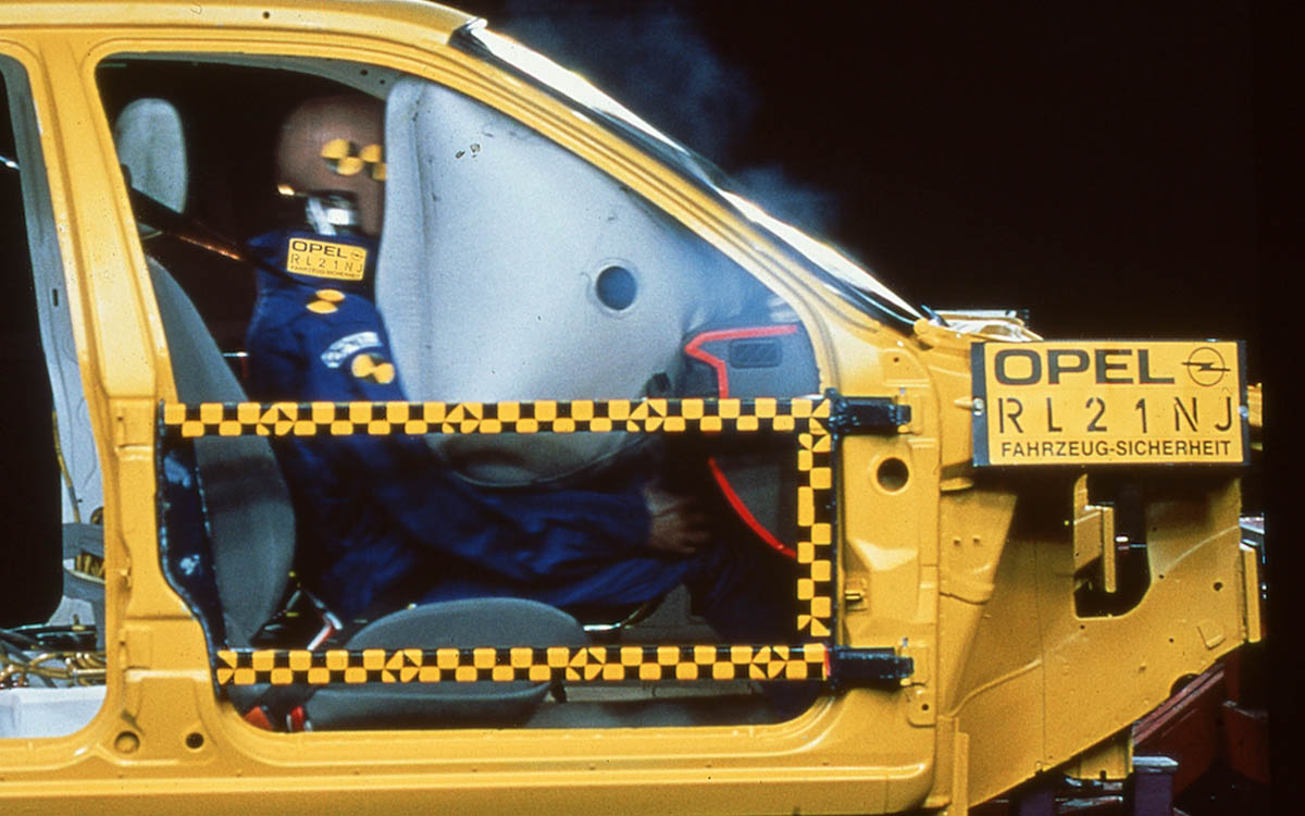 Opel: ho due “airbag” grossi così…